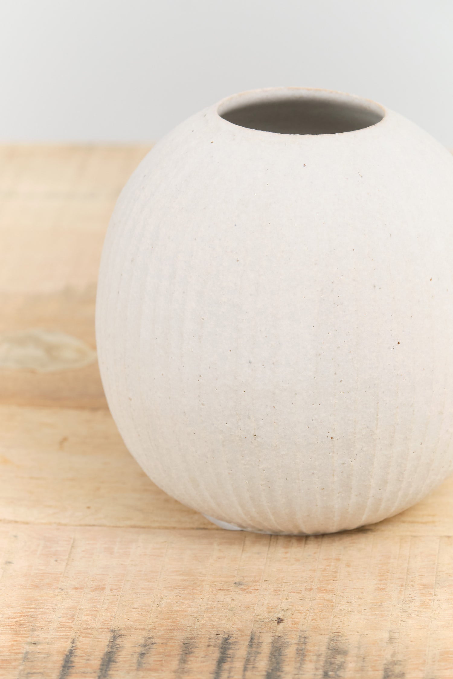 Tomoro Pottery Handmade Carved Small Ball Vase in White Ceramic