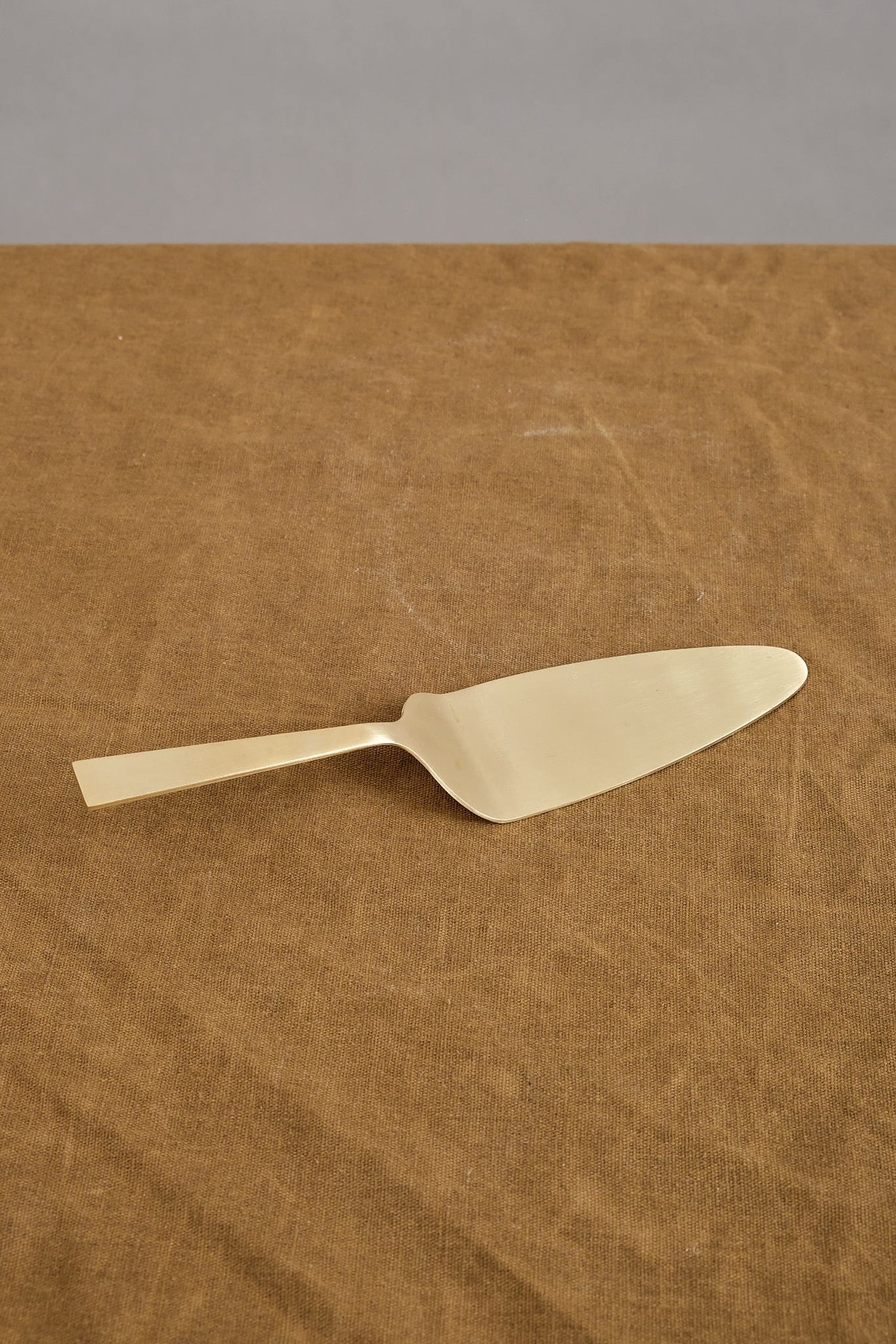 Fog Linen Work Home Kitchen Utensils Brass Cake Server Brass / 8.25" L