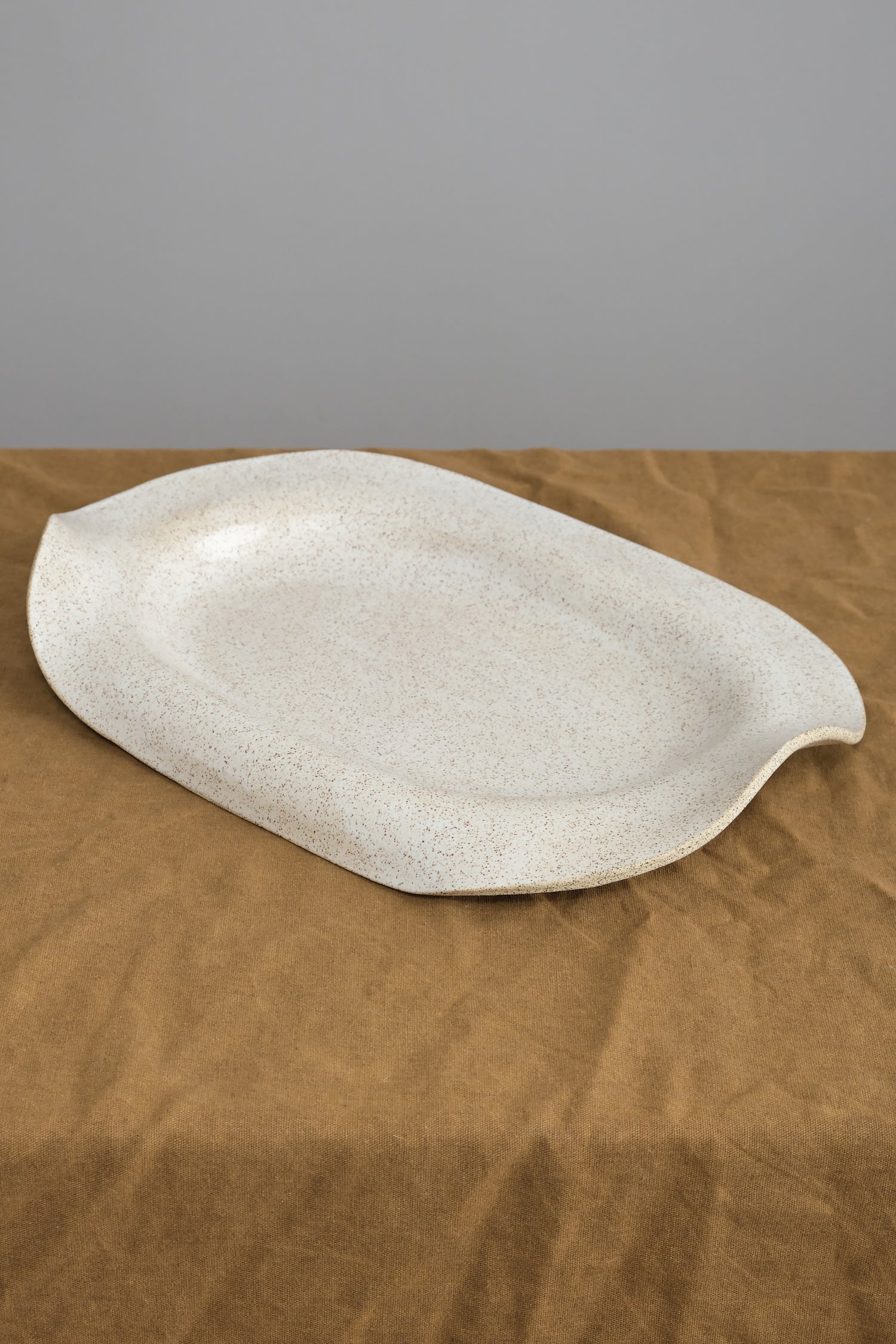 Manta Oval Platter on table
