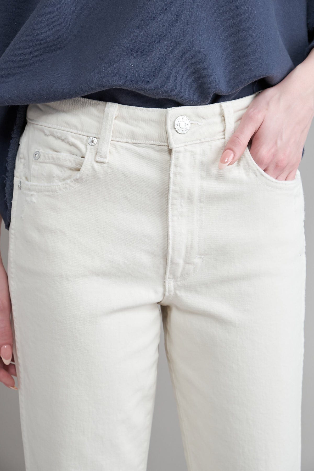 Front detailing on Bella Pant in White Oak