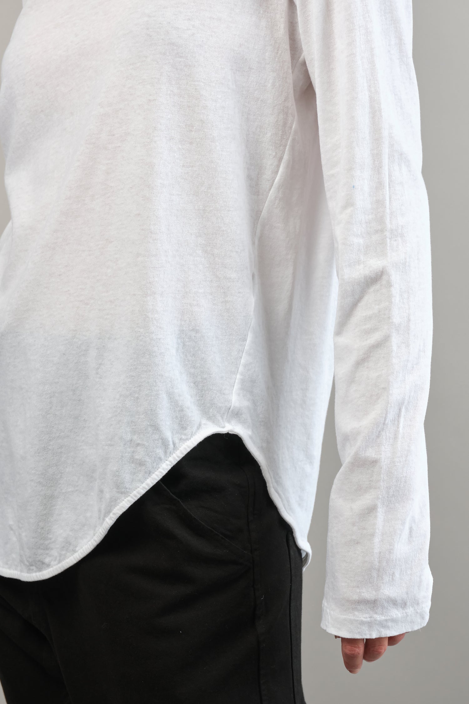Side seam on Regular Scoop Hem L/S T Shirt in White