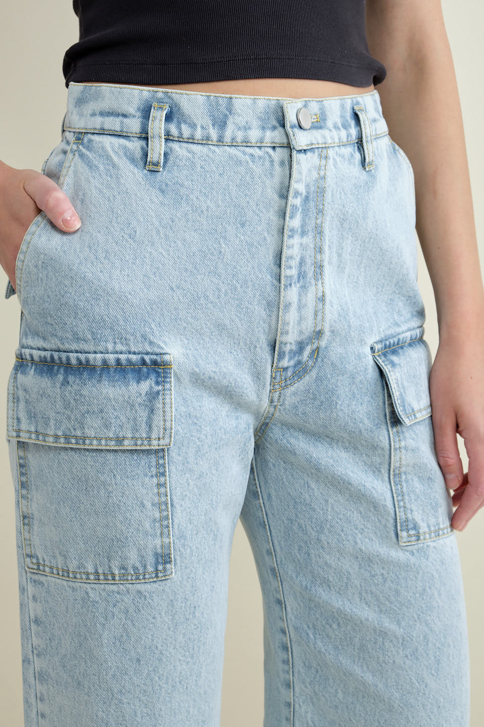 Front detailing on Paya Cropped Denim Trousers