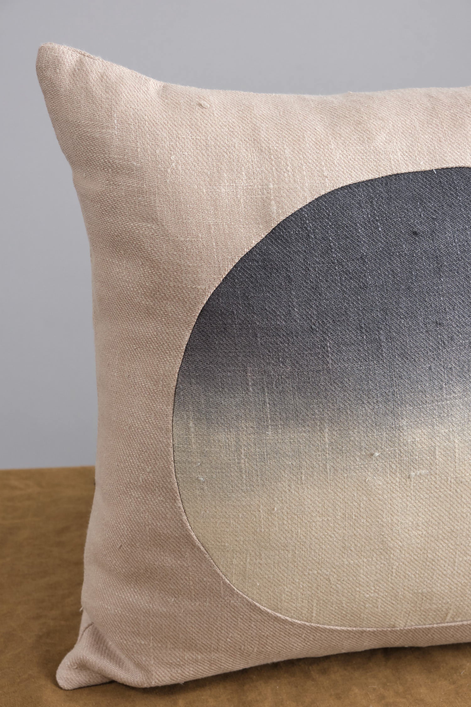 Corner of Gradient Circle Pillow with Ivory Ombre Circle