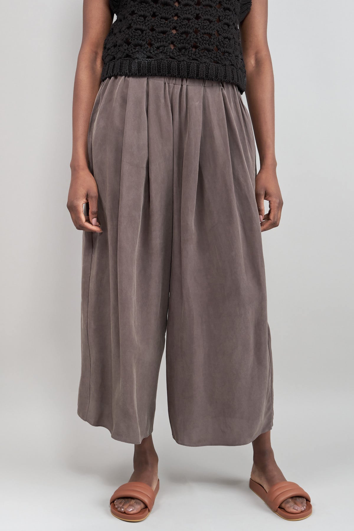 Front of Cayo Pant in Smoke