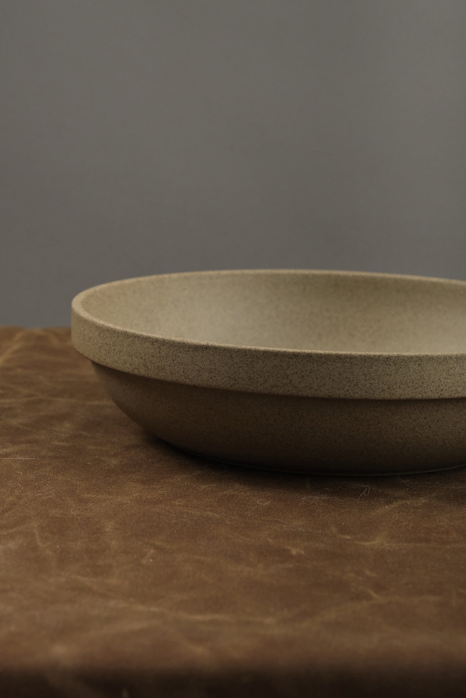 Hasami Porcelain Home Kitchen Dishware Large Round Bowl Natural / 8.5/8" D X 2" H