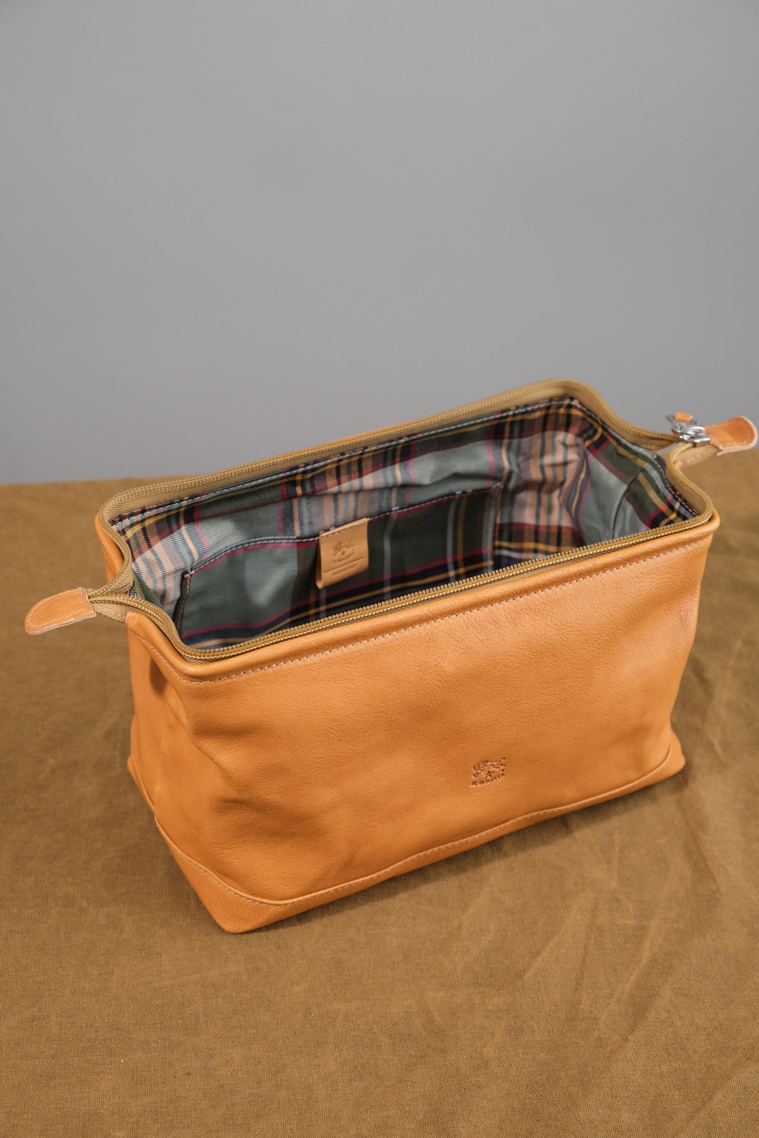 Il Bisonte Cowhide Dopp Kit in Naturale