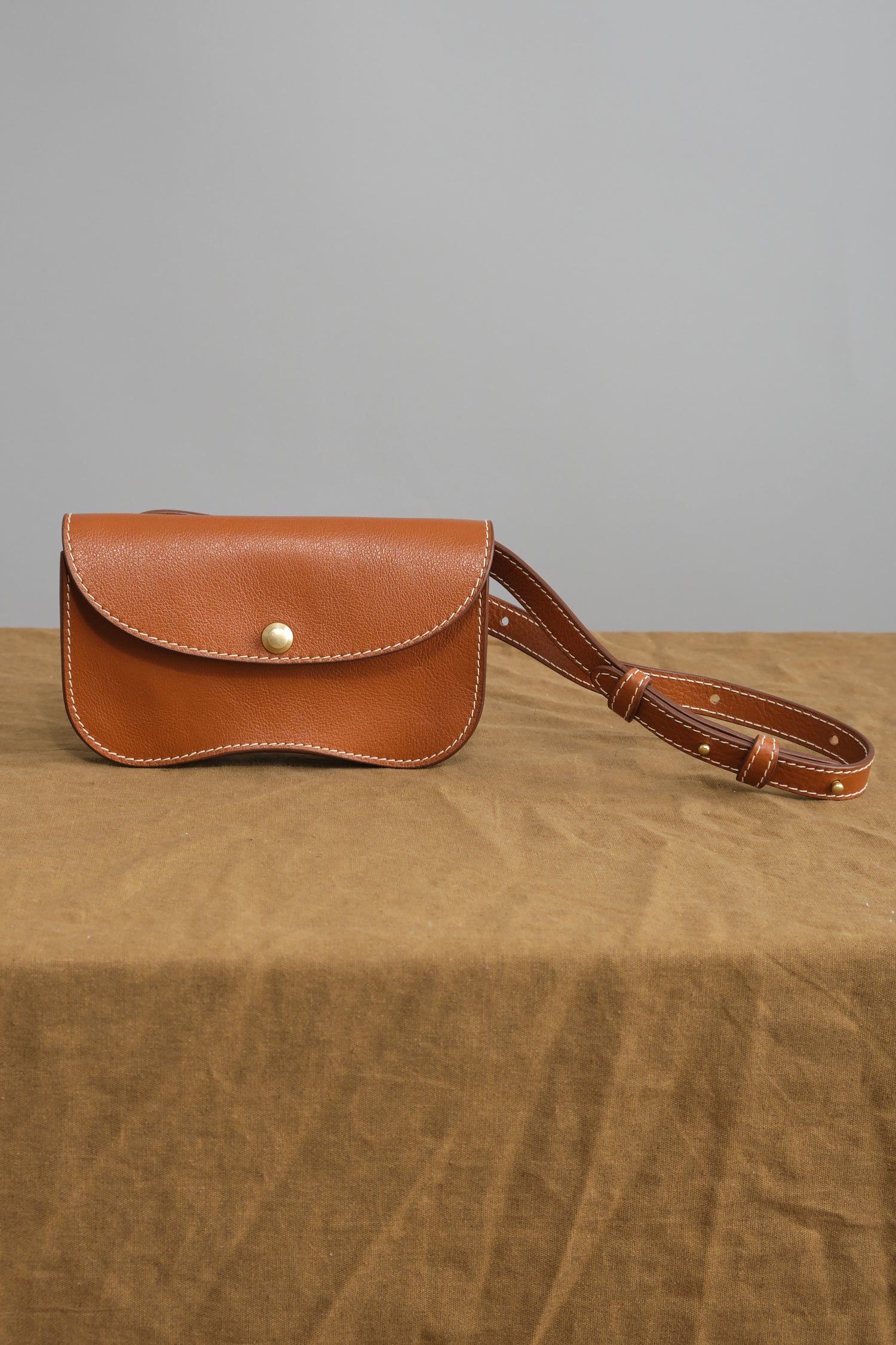 Faba in Leather Brown on table
