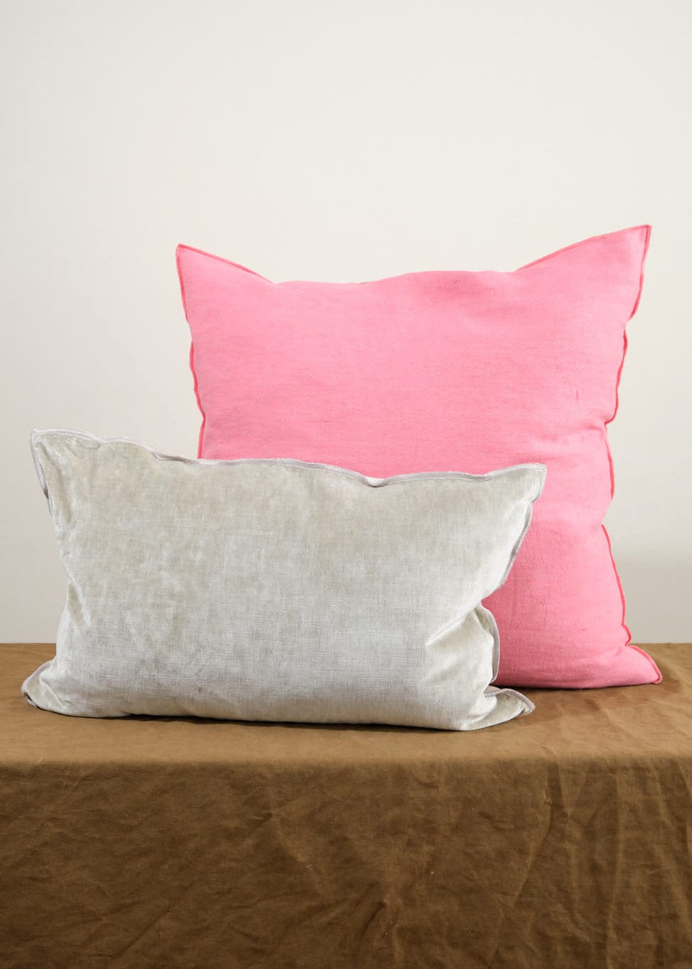 Maison De Vacances Home Pillows 16" X 24" Royal Velvet Vice Versa Cushion in Ciment Ciment / 16" X 24"