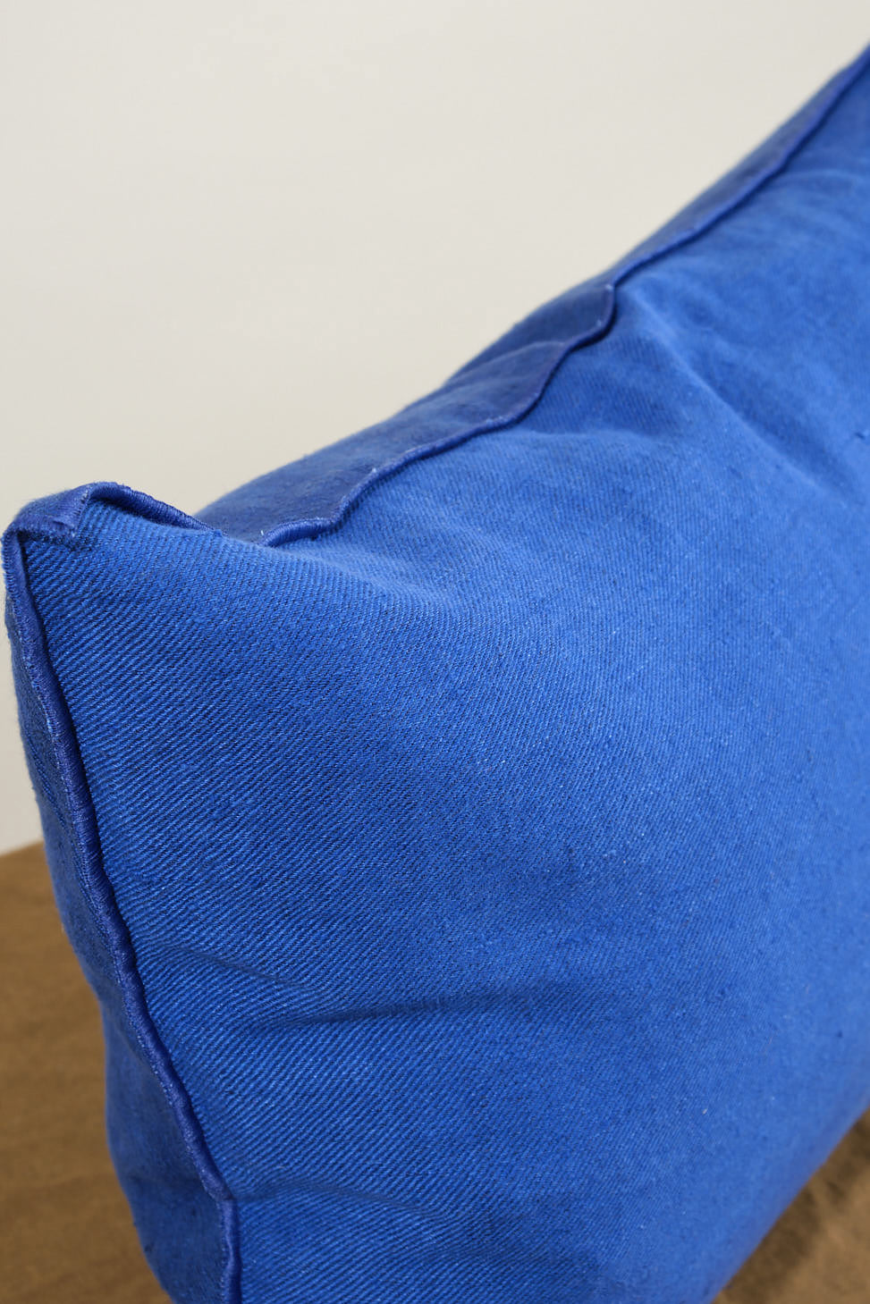 Side of 16" X 24" Washed Linen Vise Versa Cushion in Cobalt