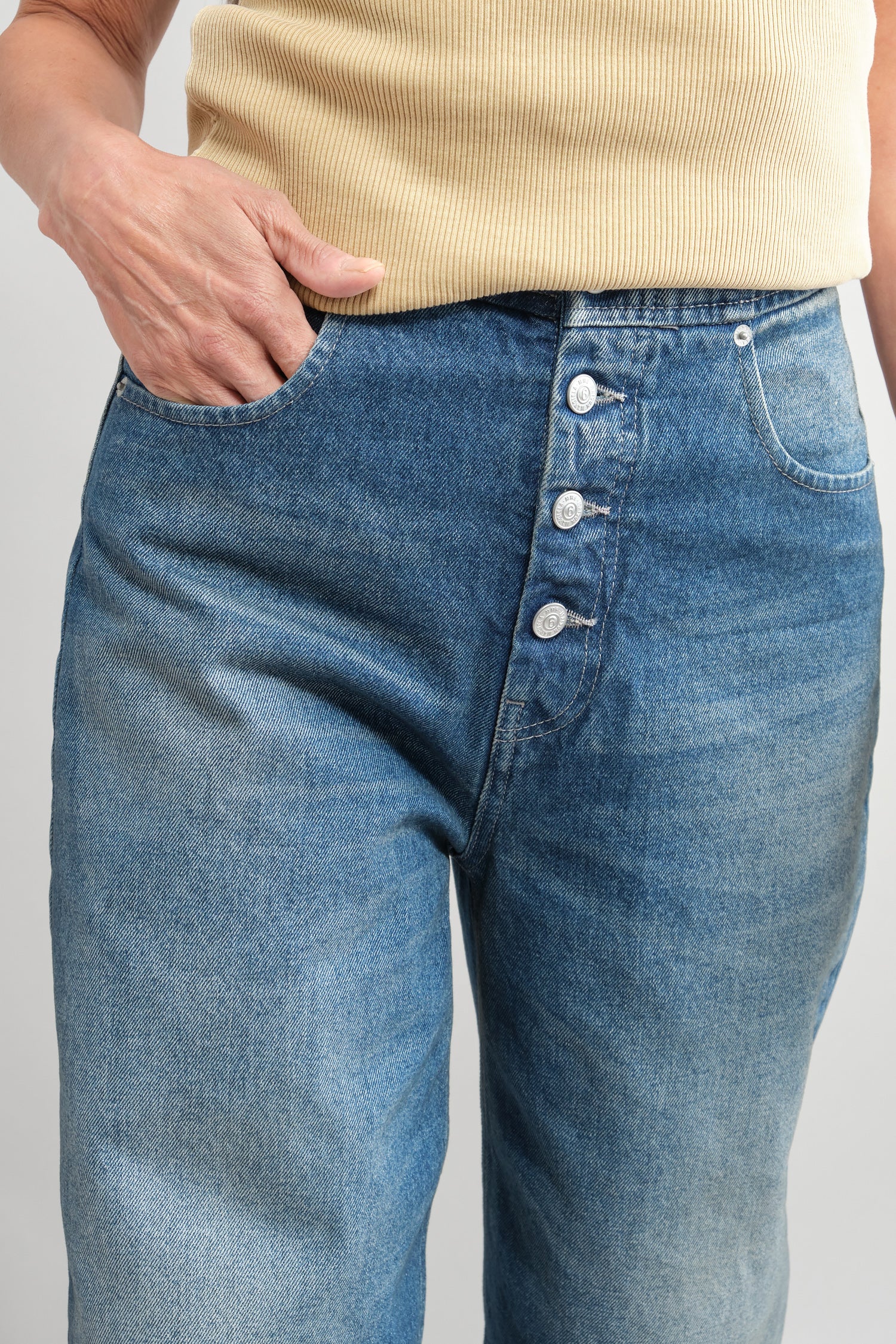 Button fly on Carrot Jeans in Medium Wash