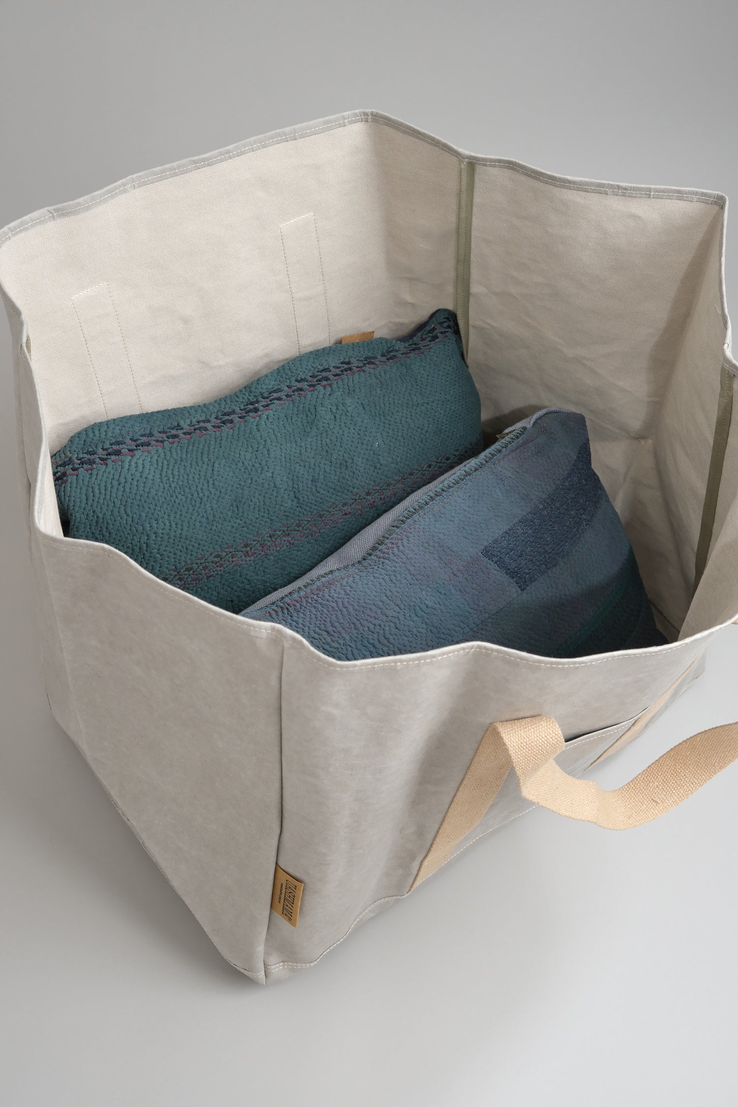 Wood Bag with pillows